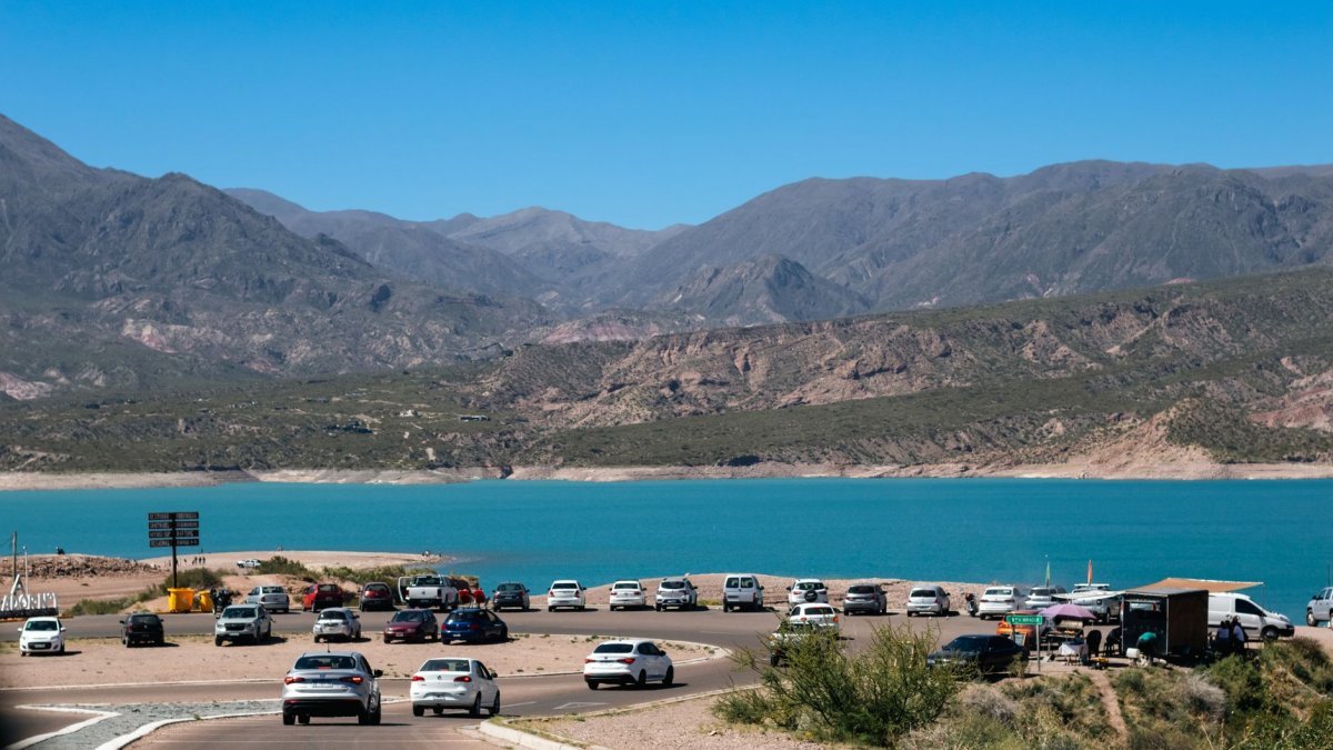 Catamarán Los Reyunos embalse turquesas San Rafael
