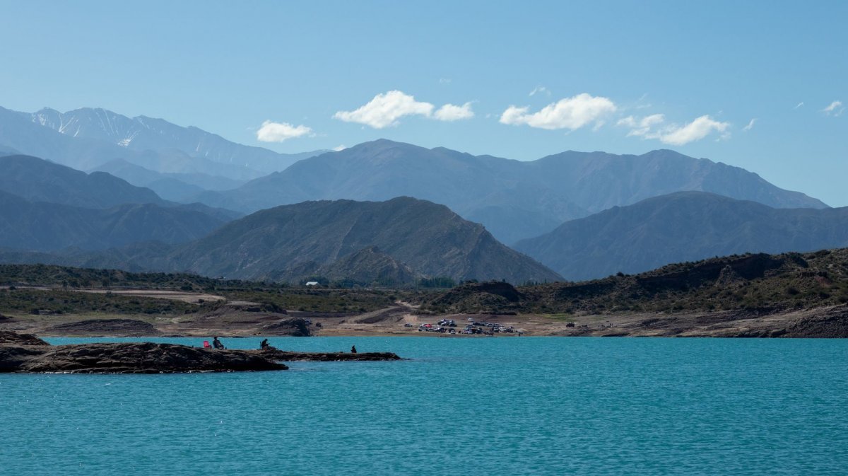 motociclistas acampando junto al río en San Rafael Mendoza